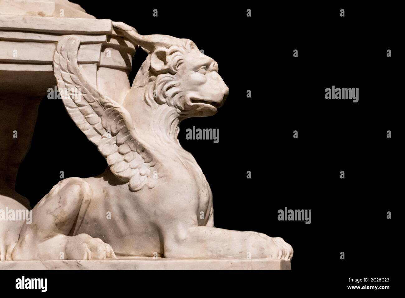 Primo piano sulla statua di griffin che sostiene la base dell'antico monumento romano Foto Stock