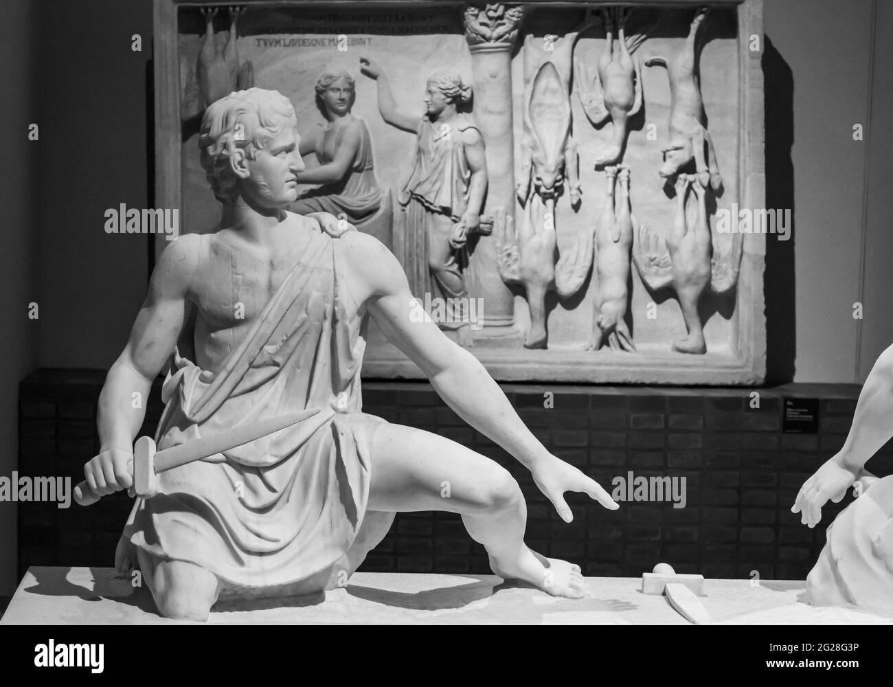 Foto in bianco e nero di antiche sculture ornamentali romane in marmo all'interno di un museo in Italia Foto Stock