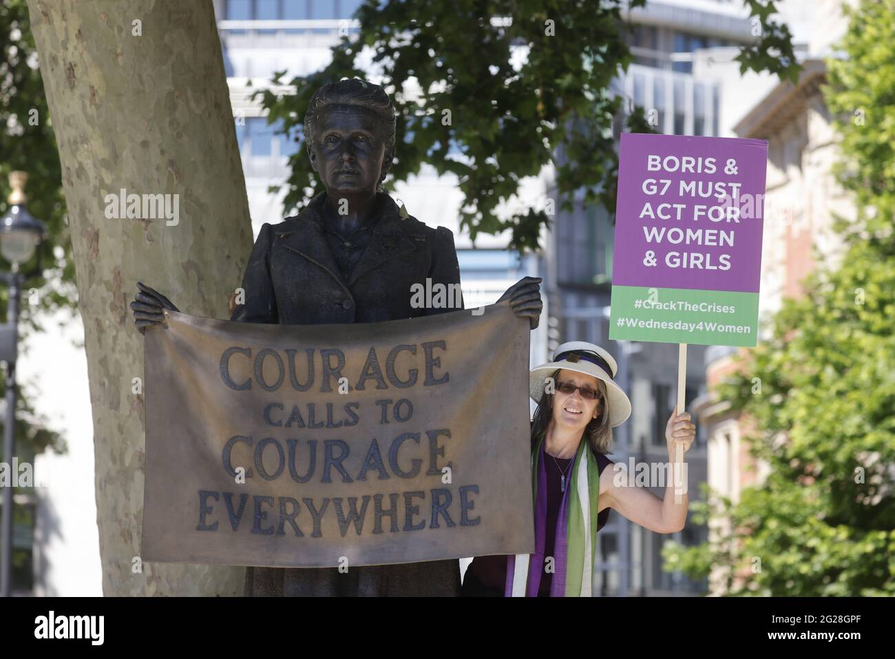 Londra, Regno Unito. 9 Giugno 2021. Helen Pankhurst, Grande figlia di Emmeline Pankhurst, si trova accanto alla statua di Millicent Fawcett. Associazioni di beneficenza, celebrità, attivisti e parlamentari protestano a Westminster chiedendo al governo e a Boris Johnson di considerare i diritti delle donne in vista del vertice del G7 dall'11 al 13 giugno. MPS come Jess Philips, Marsha De Cordova e Baroness Suggs si sono riuniti alla statua di Fawcett Millicent in Parliament Square per raggiungere a piedi Downing Street. Helen Pankhurst, Grande figlia di Emmeline Pankhurst, posta dalla statua di Fawcett. Credit: Mark Thomas/Alamy Live News Foto Stock