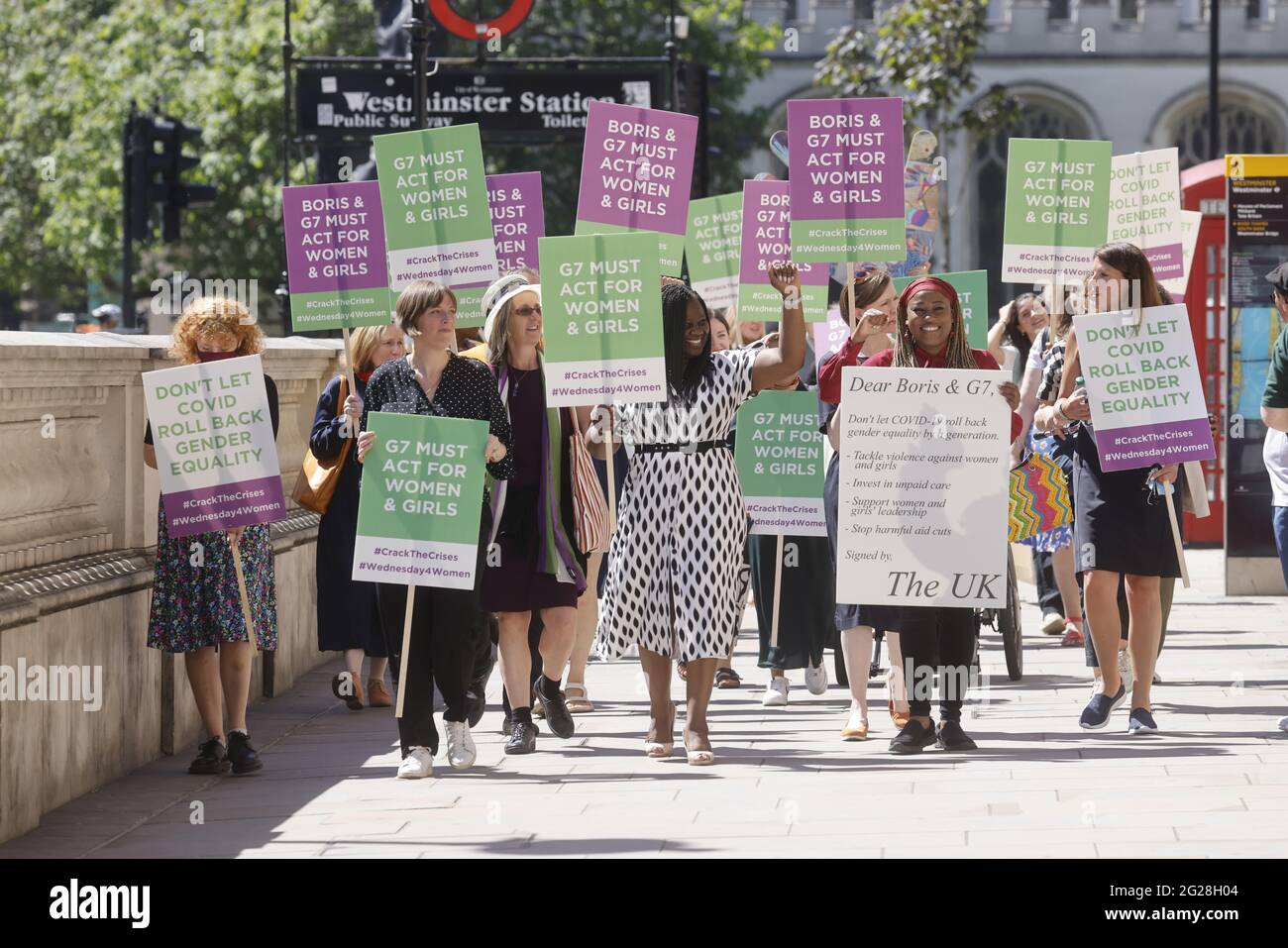 Londra, Regno Unito. 9 Giugno 2021. Helen Pankhurst, Grande figlia di Emmeline Pankhurst, si trova accanto alla statua di Millicent Fawcett. Associazioni di beneficenza, celebrità, attivisti e parlamentari protestano a Westminster chiedendo al governo e a Boris Johnson di considerare i diritti delle donne in vista del vertice del G7 dall'11 al 13 giugno. MPS come Jess Philips, Marsha De Cordova e Baroness Suggs si sono riuniti alla statua di Fawcett Millicent in Parliament Square per raggiungere a piedi Downing Street. Helen Pankhurst, Grande figlia di Emmeline Pankhurst, posta dalla statua di Fawcett. Credit: Mark Thomas/Alamy Live News Foto Stock