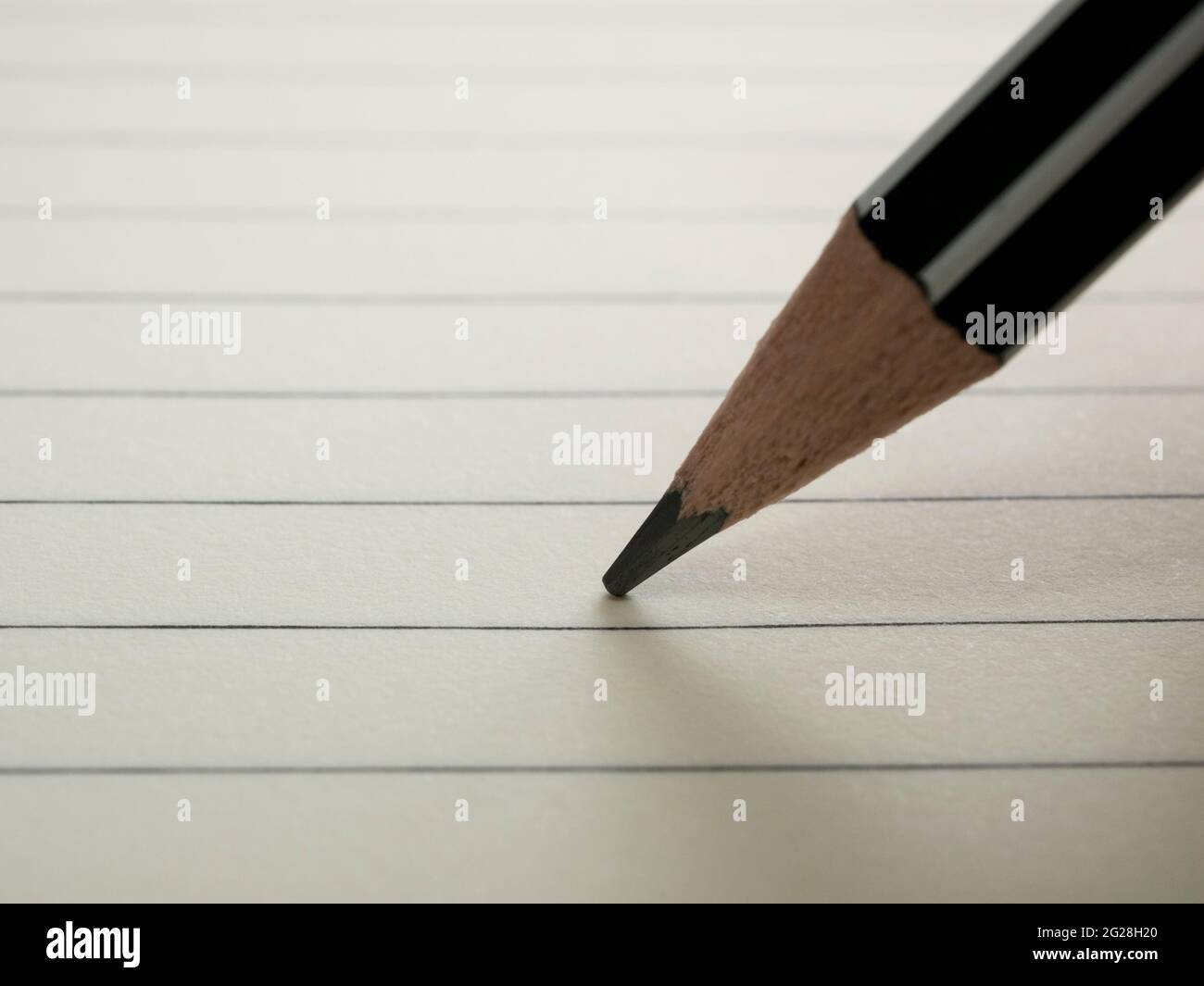 Primo piano di scrittura a matita su carta. Foto Stock