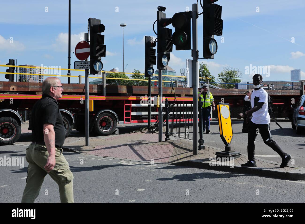 Londra (UK), 8 giugno 2021: Un camion di 75 tonnellate si rompe causando ritardi significativi per gli automobilisti per circa tre ore a Surry Quays. Polizia con Foto Stock