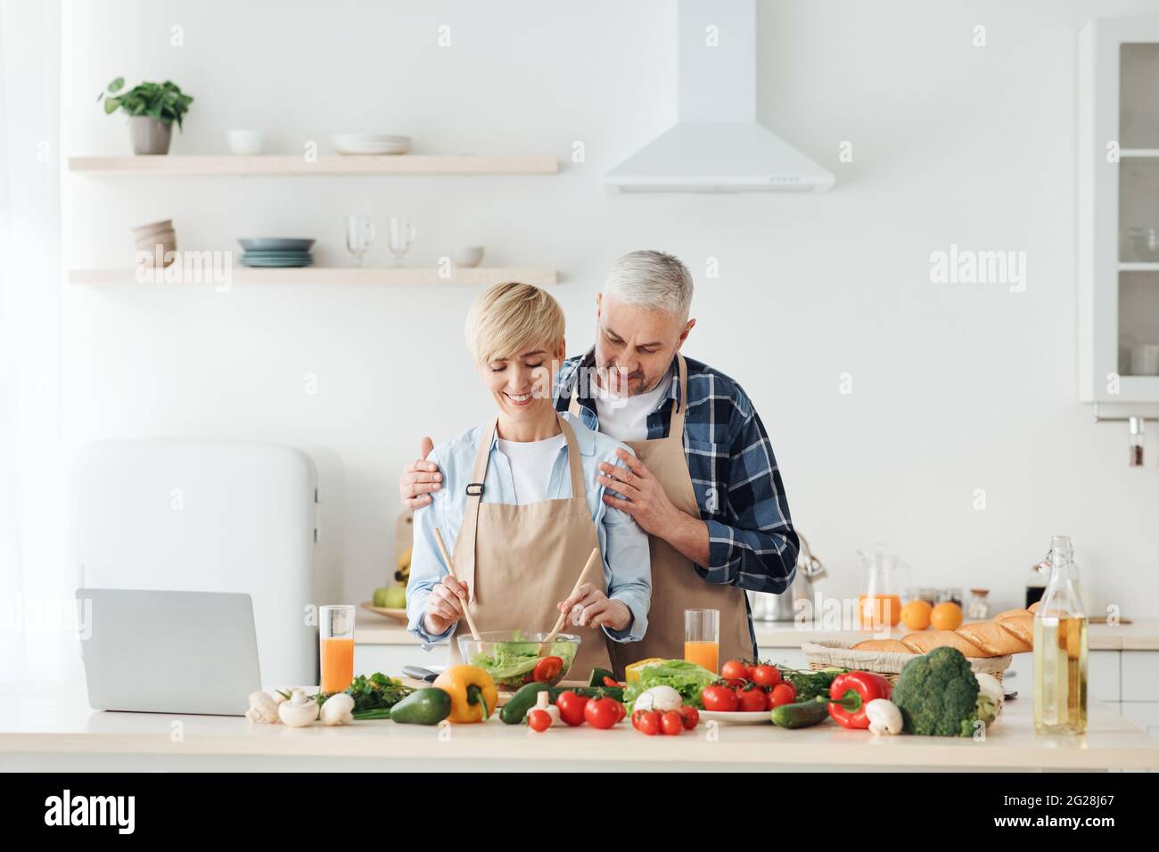 Godere di cucina sana insieme, blog moderno e amore Foto Stock
