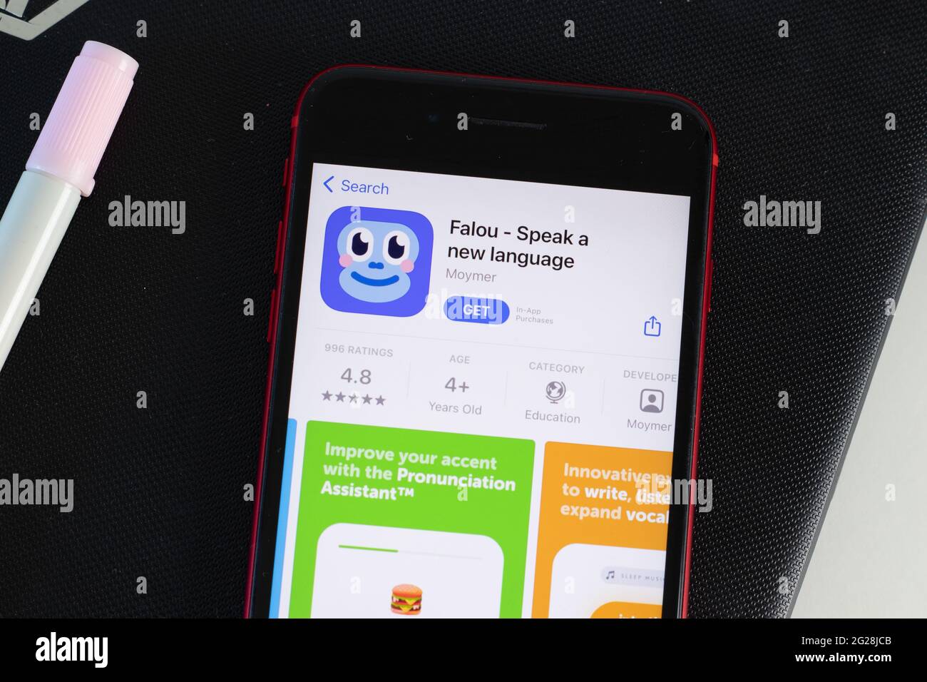 New York, USA - 1 giugno 2021: Falou - parla una nuova lingua logo app mobile sullo schermo del telefono, icona primo piano, editoriale illustrativo Foto Stock