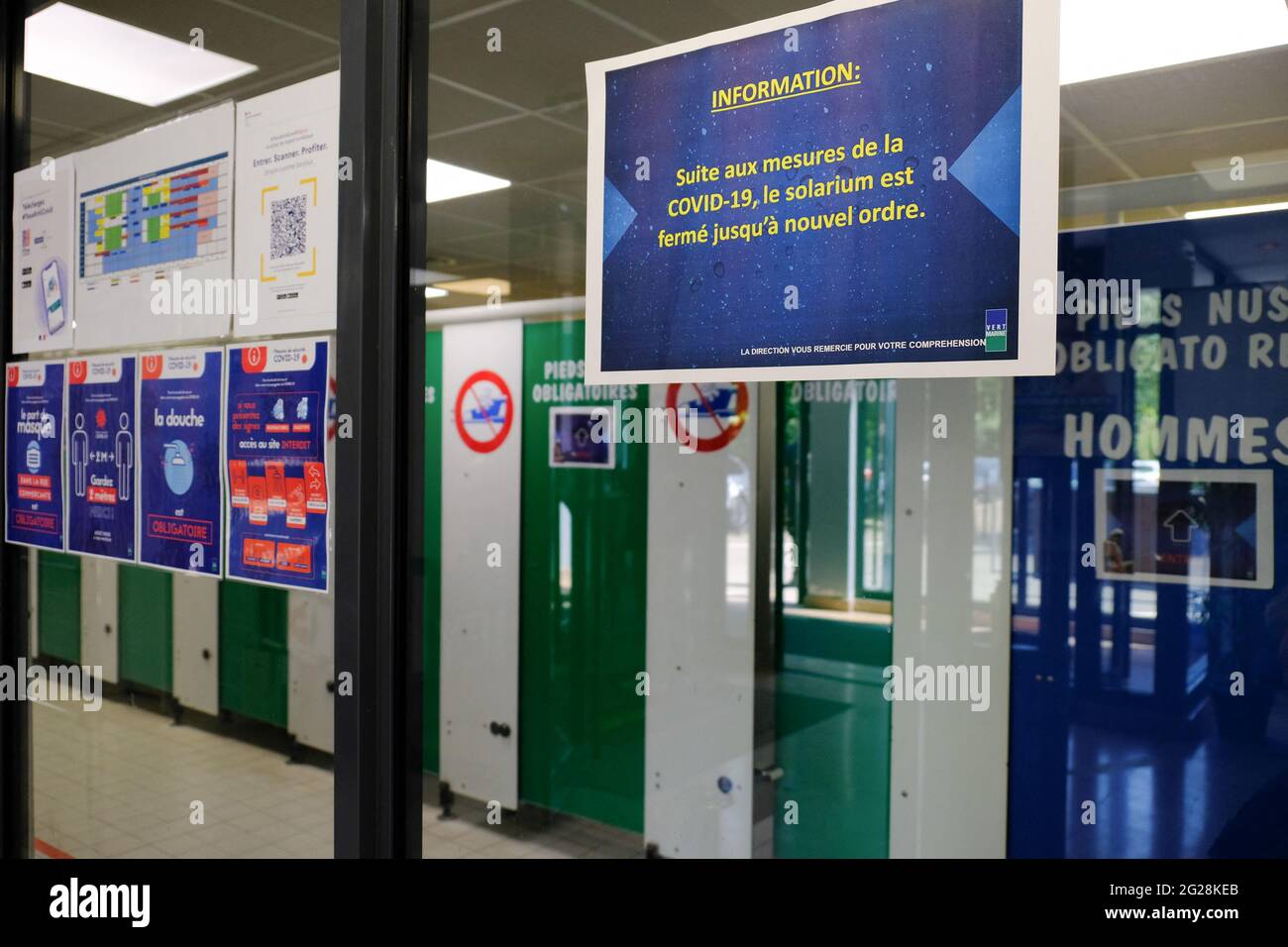 Da questo mercoledì, le piscine al coperto, chiuse dallo scorso settembre, riaprono per tutti, con un calibro del 50%. Ma con un protocollo sanitario ancora un po 'restrittivo a causa dell'epidemia di Covid presso la piscina Guy Bey a Meudon, Francia il 9 giugno 2021. Foto di Marie Hubert Psaita / ABACAPRESS.COM Foto Stock