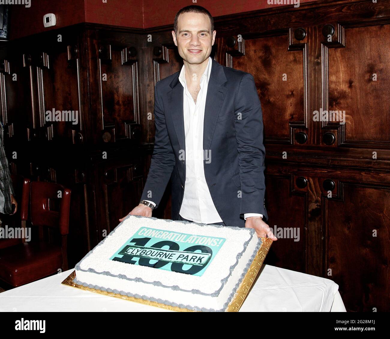 New York, NY, Stati Uniti. 17 luglio 2012. Jordan Roth al 'Clybourne Park' 100° spettacolo in occasione della festa di Broadway all'Hurley's Saloon. Credito: Steve Mack/Alamy Foto Stock