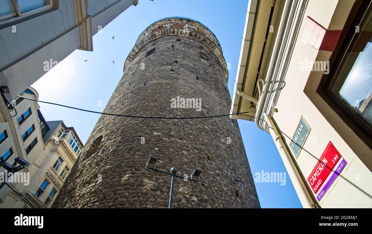 La Torre Galata, Galata Kulesi dei Genovesi, è una torre medievale in pietra situata nel quartiere Galata-Karaköy di Istanbul, in Turchia Foto Stock