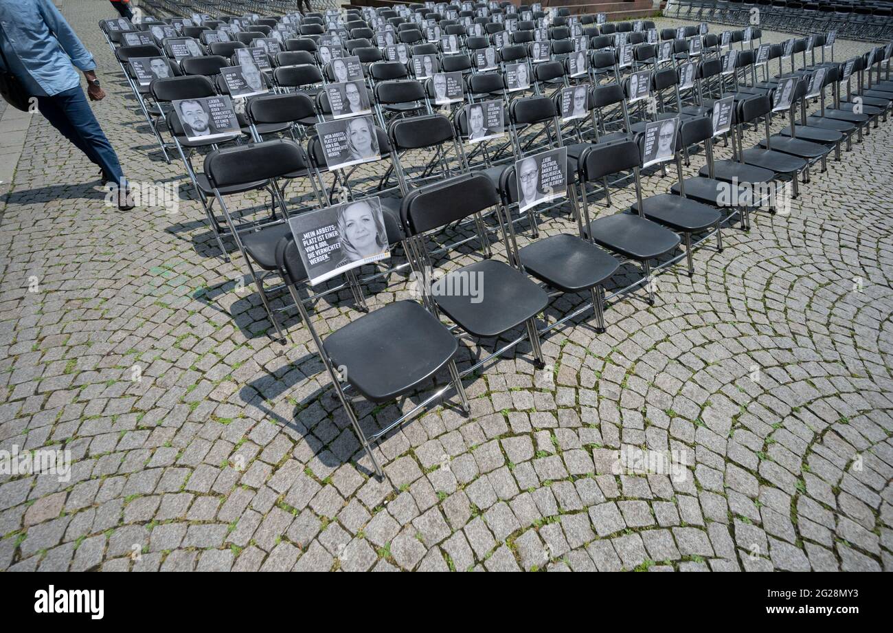 Stoccarda, Germania. 09 giugno 2021. Sedie vuote coperte da piccoli poster si trovano a Schillerplatz durante una campagna dell'industria dei distributori automatici. L'industria mette in guardia dalla perdita di migliaia di posti di lavoro, soprattutto nelle arcate: Simbolicamente per i circa 8000 posti di lavoro a rischio secondo l'associazione, 800 sedie sono state poste sulla piazza nel centro di Stoccarda. Credit: Marijan Murat/dpa/Alamy Live News Foto Stock