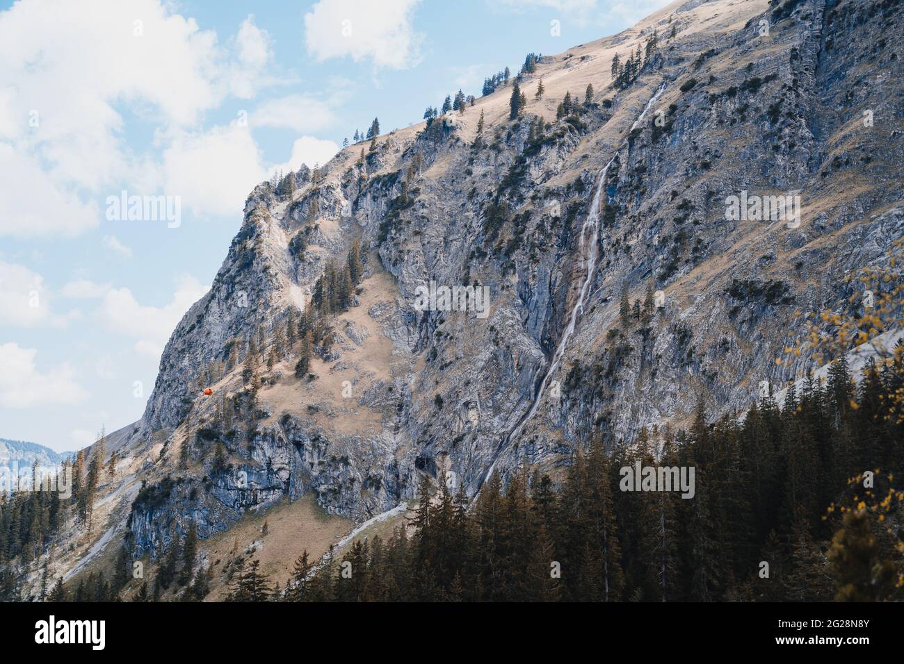 Scena in Austria, Vilsalpsee e Traualpsee. Il giorno nuvoloso, il lago, le montagne e le fortore rendono la scena maestosa e suggestiva. Foto Stock