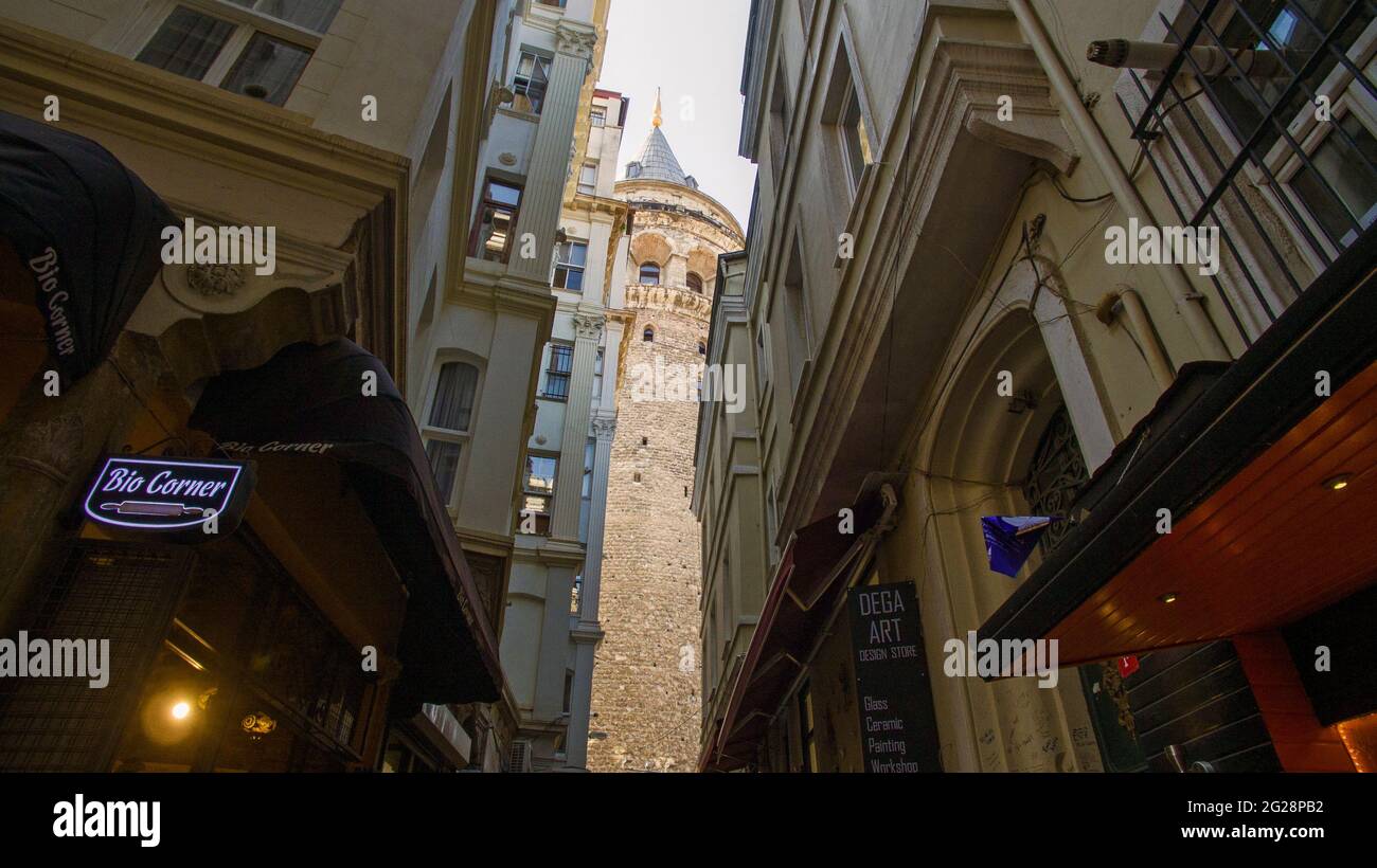 La Torre Galata, Galata Kulesi dei Genovesi, è una torre medievale in pietra situata nel quartiere Galata-Karaköy di Istanbul, in Turchia Foto Stock