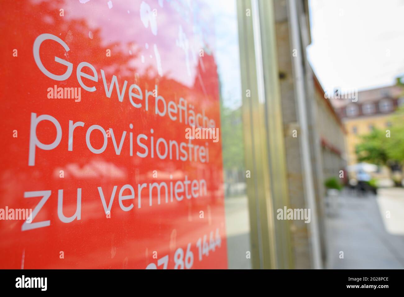 Dresda, Germania. 09 giugno 2021. Un segno 'spazio commerciale in affitto commissione-free' è attaccato ad una vetrina di un negozio vuoto nel centro della città. La Sassonia vuole aiutare i rivenditori a utilizzare idee creative per rivitalizzare i centri urbani dopo la crisi di Corona. A tale scopo sono stati stanziati circa 500,000 euro, di cui 300,000 quest'anno. Credit: Robert Michael/dpa-Zentralbild/dpa/Alamy Live News Foto Stock