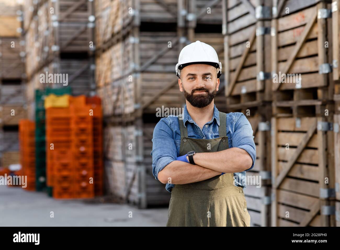 Ispezione dei prodotti in magazzino, gestione, distribuzione e logistica Foto Stock
