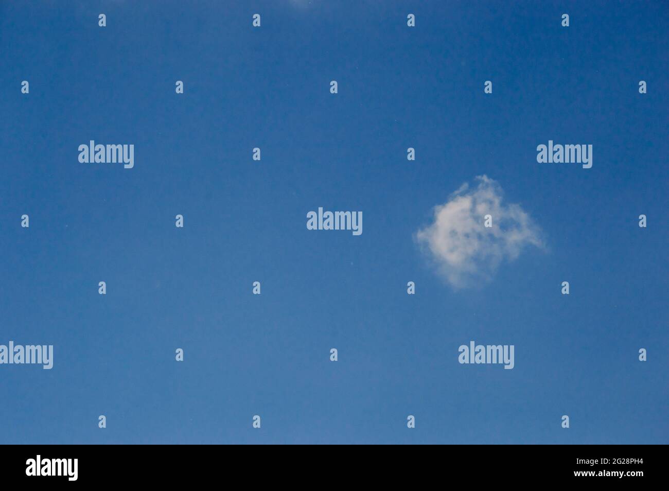 Sfondo di nuvola bianca soffusante nel cielo blu.primo piano Foto Stock