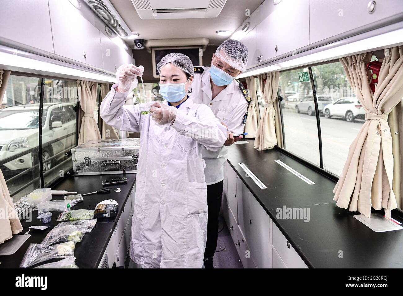 Shenyang, Shenyang, Cina. 9 Giugno 2021. 9 giugno 2021, Shenyang, Liaoning, al fine di garantire la sicurezza alimentare durante l'esame di ingresso all'università e di impedire che alimenti non qualificati fluiscano sul tavolo, i dipartimenti competenti di Shenyang svolgono pienamente il ruolo di ispezione e screening rapido degli alimenti; E utilizza attivamente la tecnologia di ispezione rapida per servire i servizi di catering di grandi, medie e piccole dimensioni intorno al sito di esame dell'ingresso dell'università. L'unità ha effettuato campionamenti e test in loco per garantire la salute e la sicurezza della vita dei candidati. Credit: SIPA Asia/ZUMA Wire/Alamy Live News Foto Stock