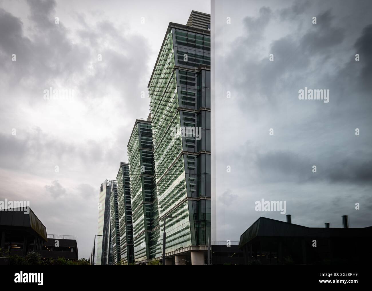 KPMG Birmingham UK Financial District Ufficio di architettura moderna edificio cittadino con riflesso in grandi finestre di vetro. Centro di West Midlands Foto Stock