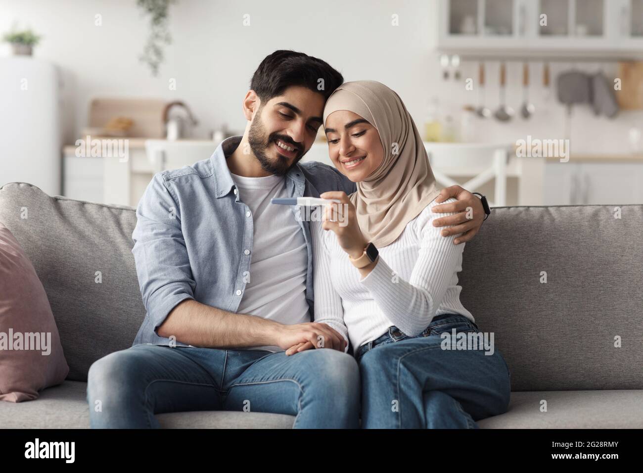 Emozione positiva, coppia gioiosa, diventare genitori, notizie felici, aspettarsi per il bambino Foto Stock