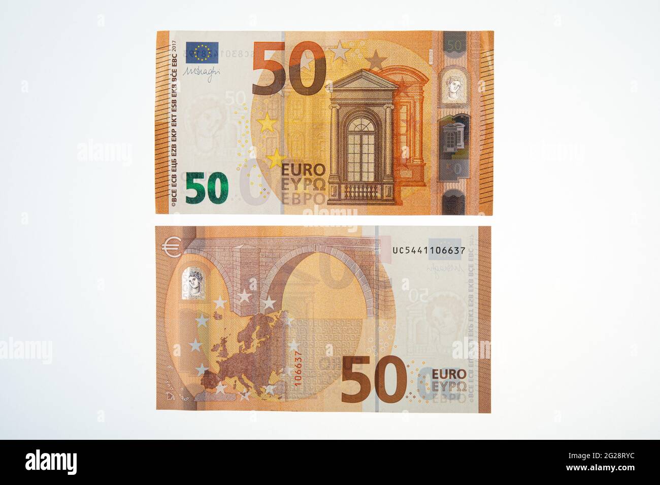 Su entrambi i lati di una cinquantina di banconote in euro su sfondo bianco Foto Stock