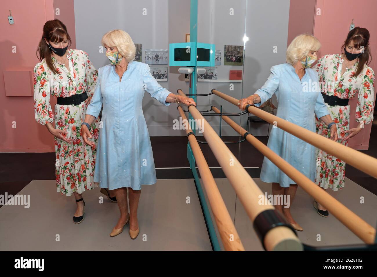 La Duchessa di Cornovaglia, vice-patrona della Royal Academy of Dance, con Dame Darcey Bussell durante una visita al Victoria and Albert Museum di Londra per vedere la mostra centenaria dell'accademia, intitolata 'on Point: Royal Academy of Dance at 100'. Data immagine: Mercoledì 9 giugno 2021. Foto Stock