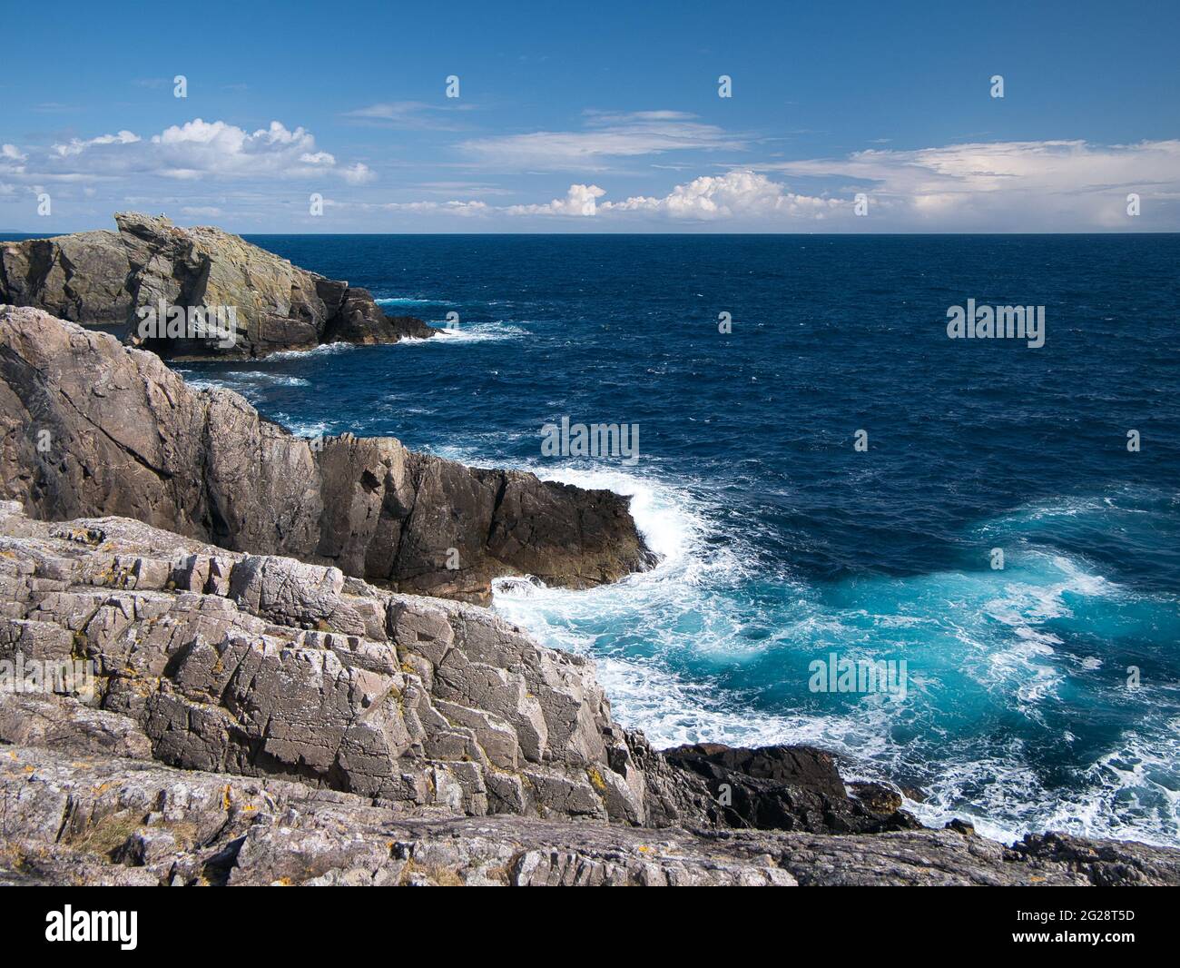 A est dell'isola di Bracy su fuori Skerries, Shetland, Regno Unito, metallo grigio chiaro della bianchezza 'division' - si è formata la roccia metamorfica Foto Stock