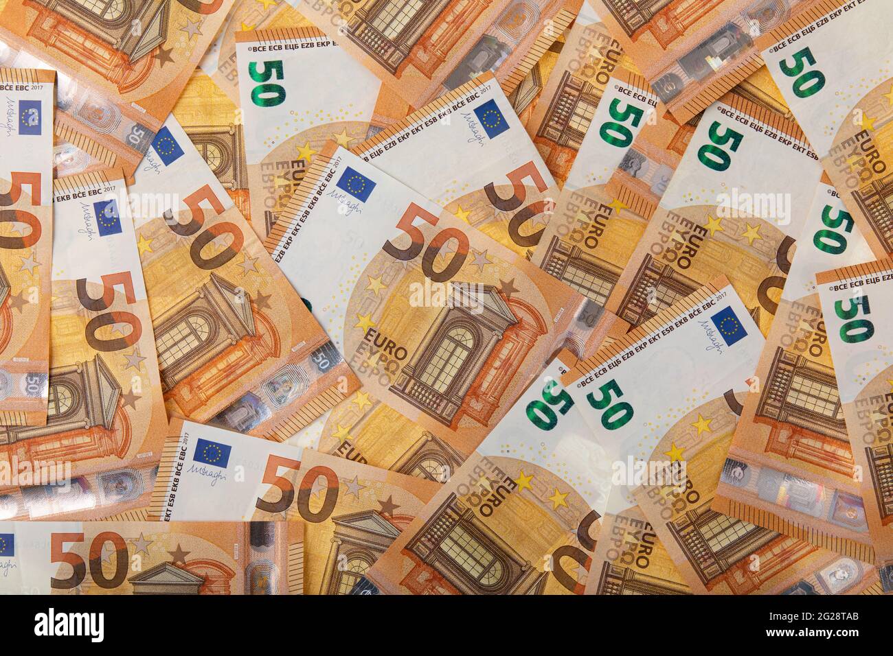 Contesto con cinquanta banconote in euro, un sacco di soldi Foto Stock