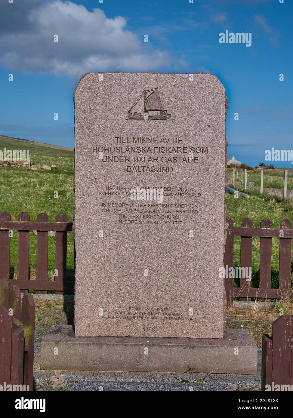 Svelato il 19 agosto 2000, il monumento ai pescatori svedesi che visitarono Baltasound e costruirono la prima chiesa svedese di pescatori Foto Stock