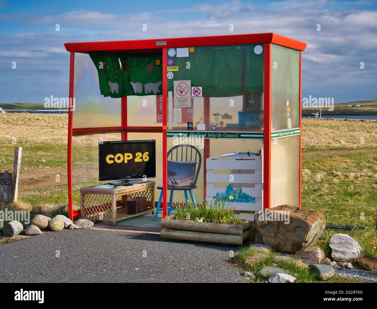 Decorato in sostegno COP26 nel novembre 2021, Bobby's Bus Shelter - noto anche come la Unst Bus Shelter - vicino Baltasound sull'isola di Unst a Shetl Foto Stock