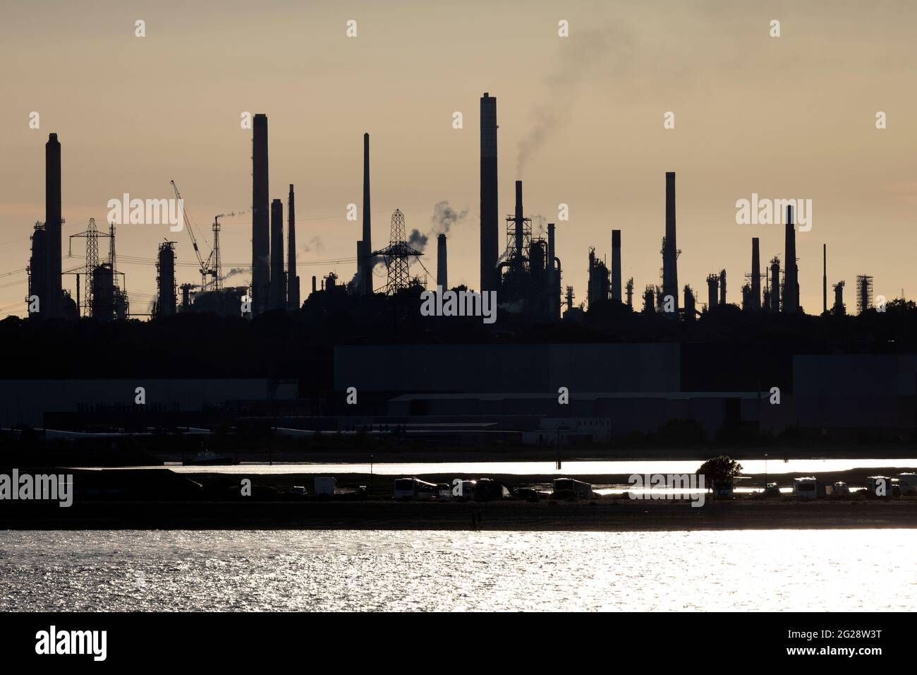 Fawley, olio, raffineria, Nuova foresta, Southampton, acqua, il Solent, Cowes, isola di Wight, Inghilterra, Regno Unito Foto Stock