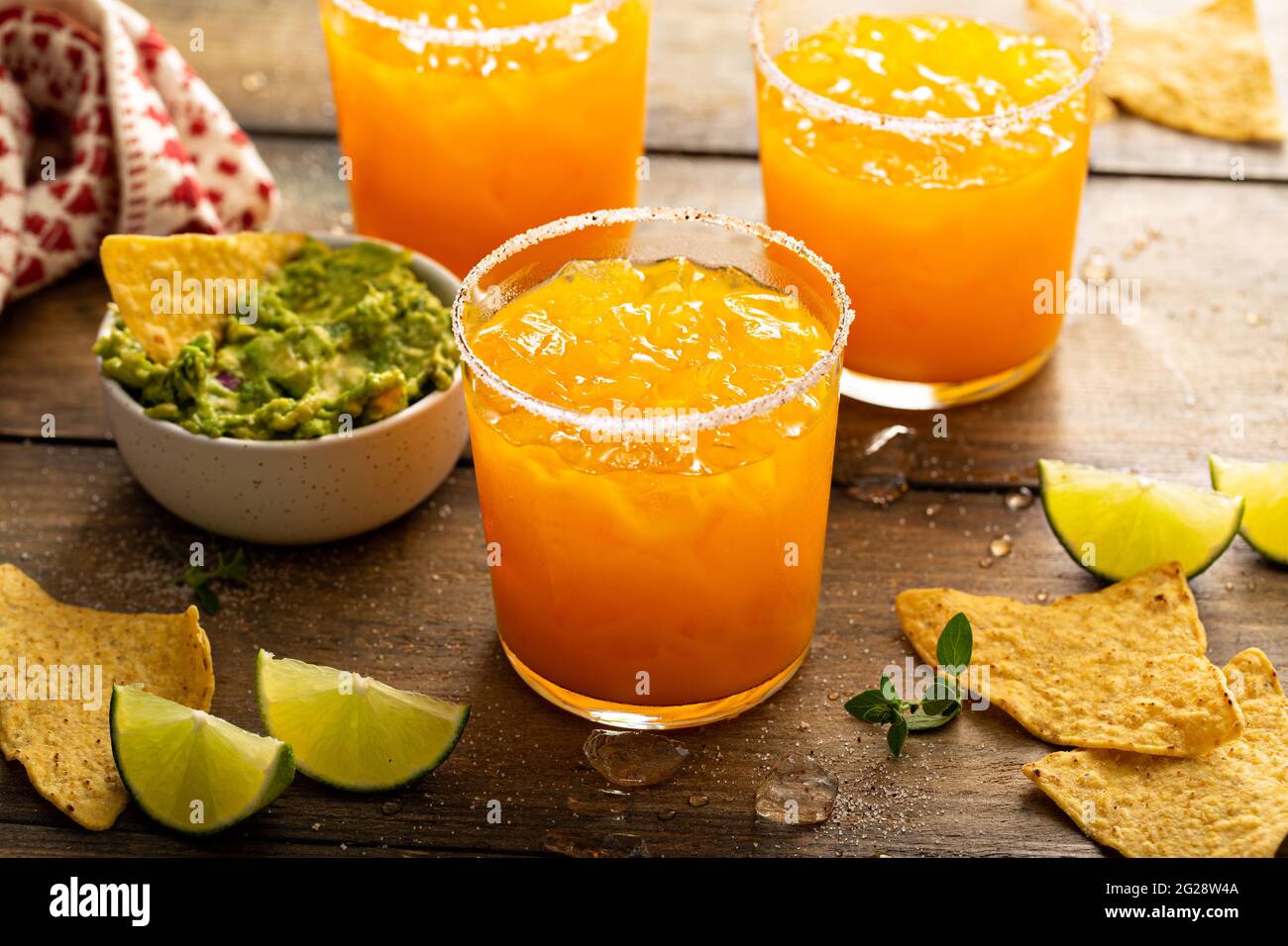 Ananas e mango margarita con patatine e guacamole Foto Stock