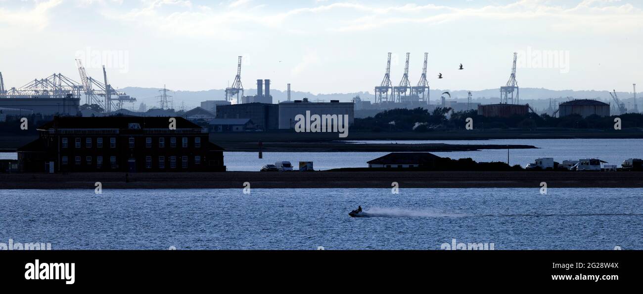 Calshot Spit,Water,Fawley,Oil,Refinery,New Forest,Southampton,Water,The Solent,Cowes,Isle of Wight,England,UK Foto Stock