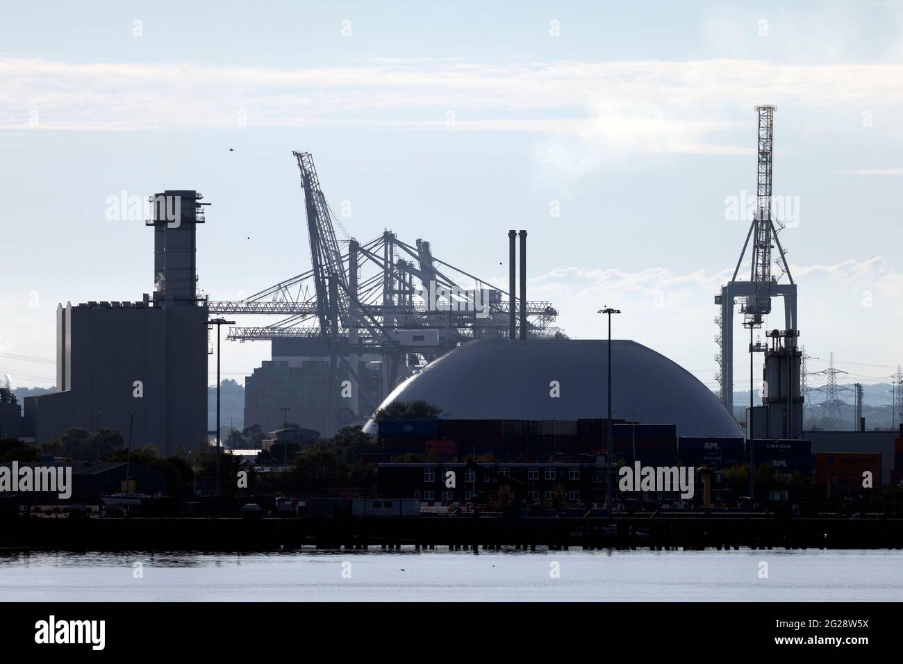 Silhouette, moli, banchine, gru, nave, Yang Ming, Box, container, Porto, banchine, Southampton, acqua, il Solent, Cowes, isola di Wight, Inghilterra, Regno Unito Foto Stock