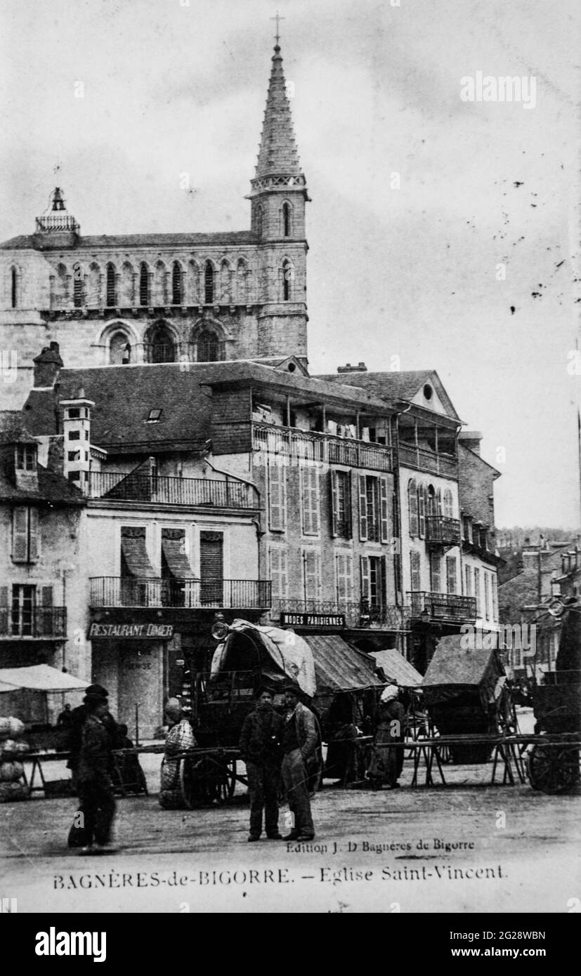 bagneres de bigorre,eglise saint vincent ,carte postale 1900 Foto Stock