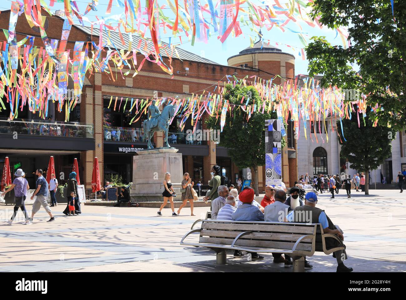 Un baldacchino di nastri arcobaleno è stato istallato su piazza Broadgate, per la cerimonia di apertura della città britannica della cultura di Coventry, il 4 giugno 2021. Foto Stock