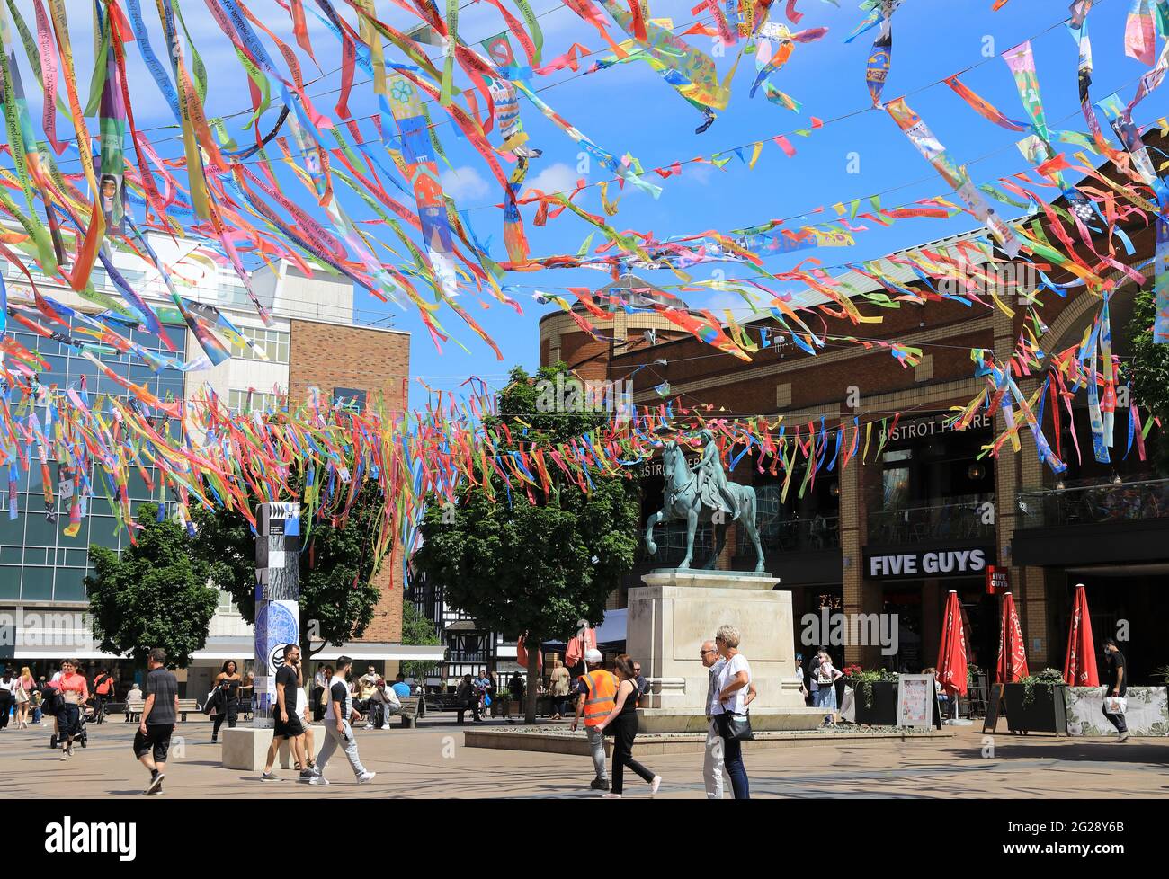 La tettoia di nastri arcobaleno copre la piazza Broadgate, per celebrare lo status di Città della Cultura britannica di Coventry, lanciato il 4 giugno 2021. Foto Stock