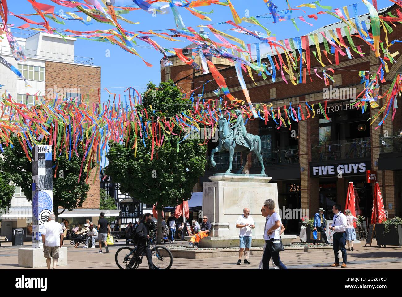 La tettoia di nastri arcobaleno copre la piazza Broadgate, per celebrare lo status di Città della Cultura britannica di Coventry, lanciato il 4 giugno 2021. Foto Stock