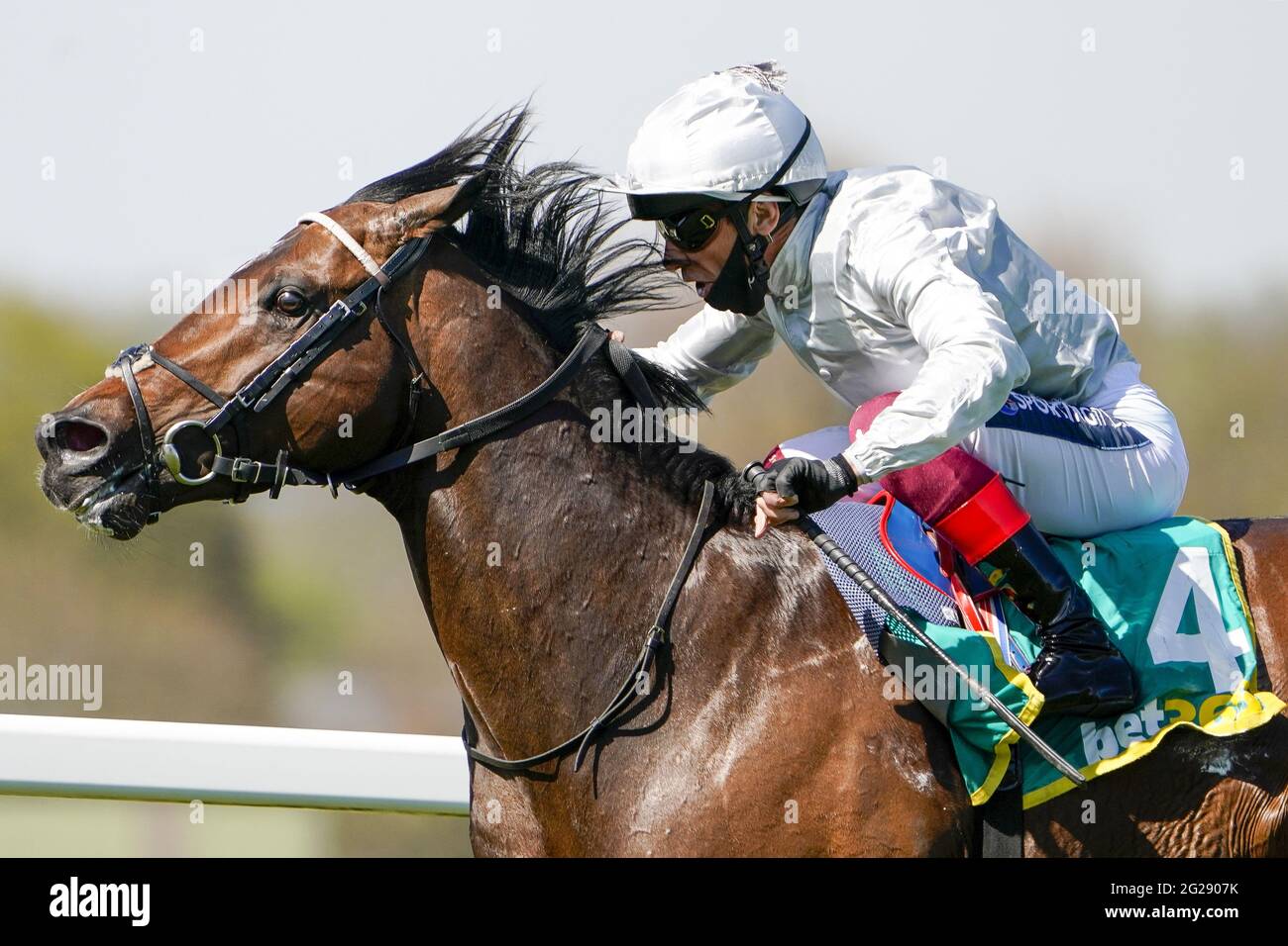 File photo datato 23-04-2021 di Frankie Dettori Riding Palace Pier vince il miglio bet365 all'Ippodromo di Sandown Park. Data di emissione: Mercoledì 9 giugno 2021. Foto Stock