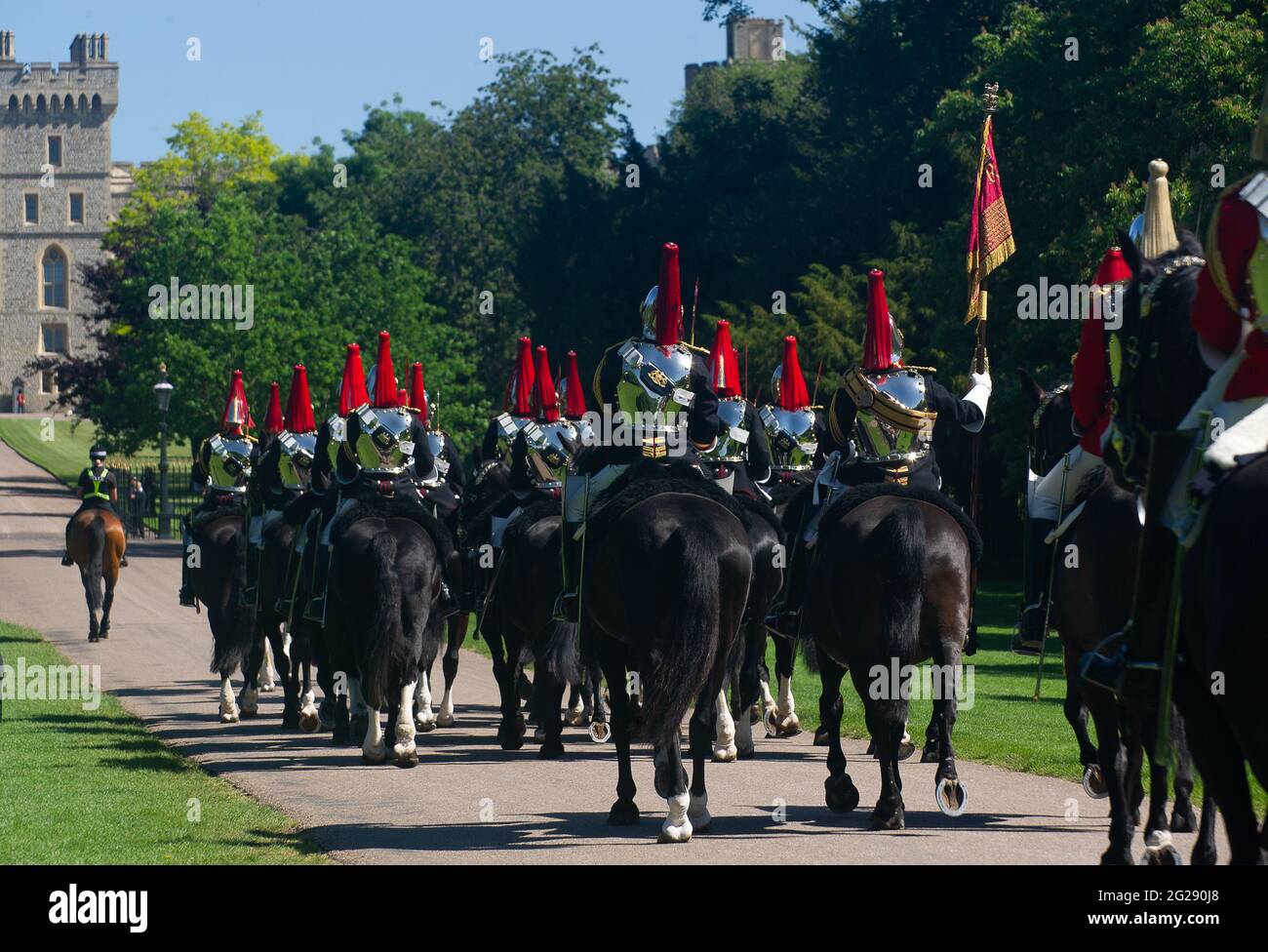 Windsor, Berkshire, Regno Unito. 9 Giugno 2021. La truppa di re Royal Horse Artillery e la Cavalleria domestica hanno montato oggi il Reggimento lungo il Long Walk, mentre questo sabato hanno fatto una prova completa per il Trooping the Color, che si terrà al Castello di Windsor per celebrare il compleanno ufficiale di sua Maestà la Regina. Si tratta di una versione ridotta a causa delle restrizioni e delle restrizioni del Covid-19 sulle riunioni di massa. Credit: Maureen McLean/Alamy Live News Foto Stock