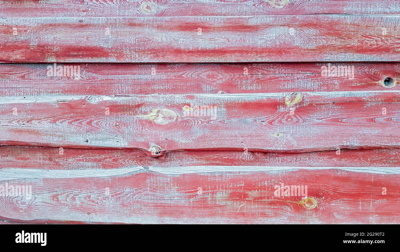 Astratto sfondo rosso invecchiato per la vostra pubblicità. La consistenza di un antico legno con vernice rossa spaccata. Le vecchie pareti in legno sono dipinte. Visualizza da Foto Stock
