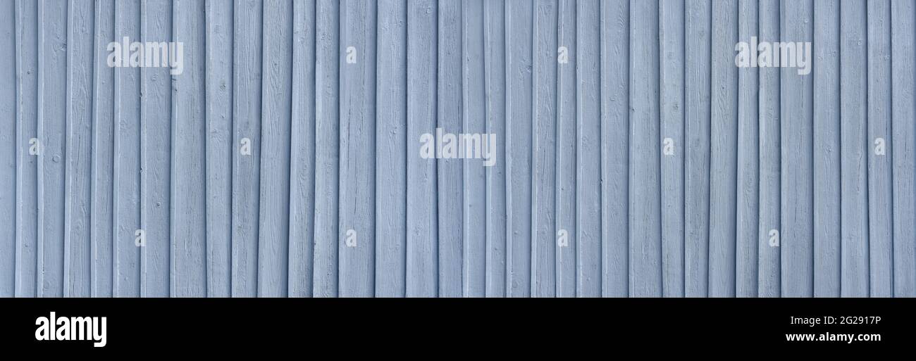 Parete in legno verniciata in blu chiaro con strisce verticali applicate Foto Stock