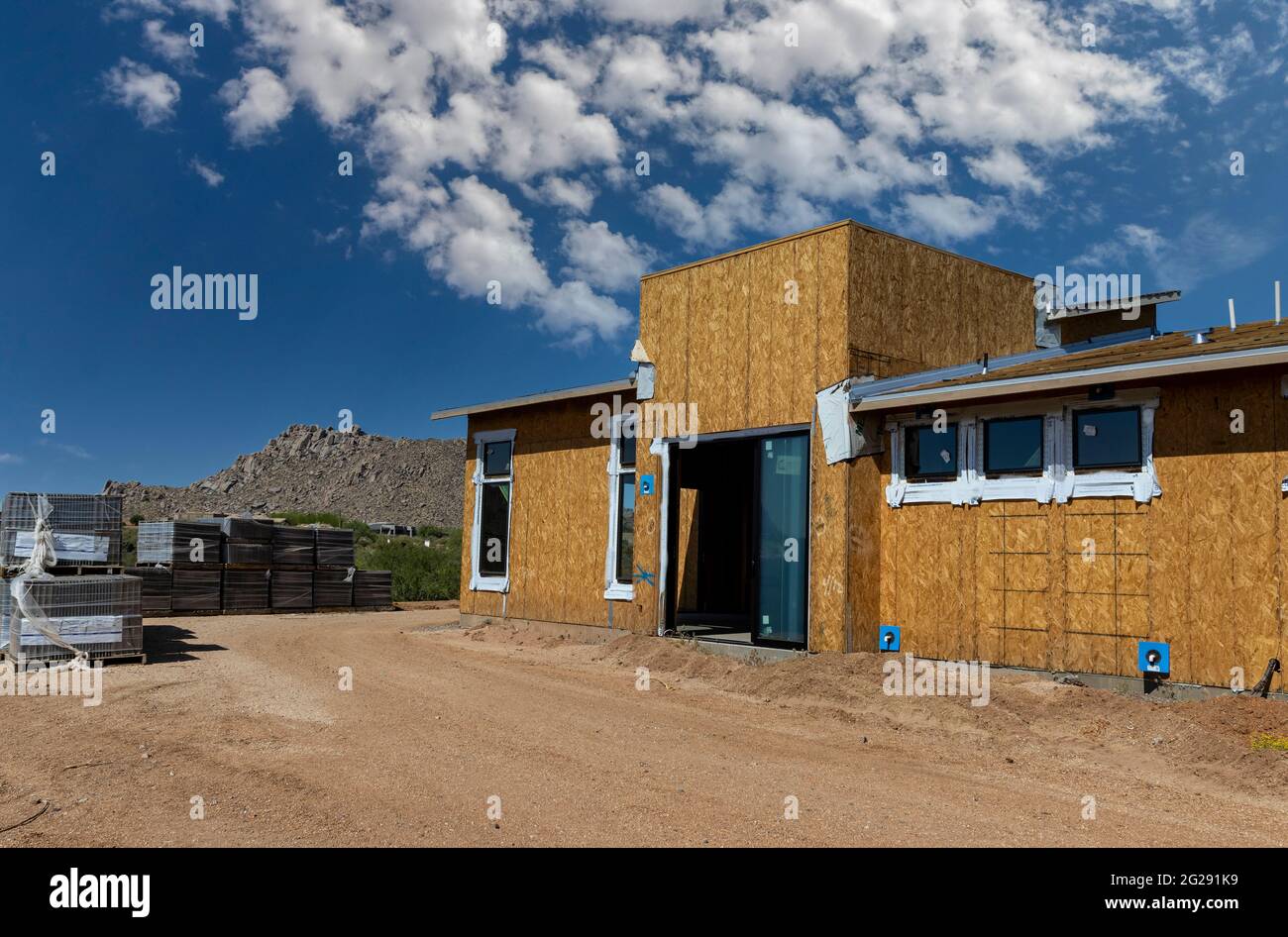 Immagine paesaggistica di una nuova casa personalizzata in costruzione nel Nord Scottsdale AZ con cielo grande e mountins in background. Foto Stock