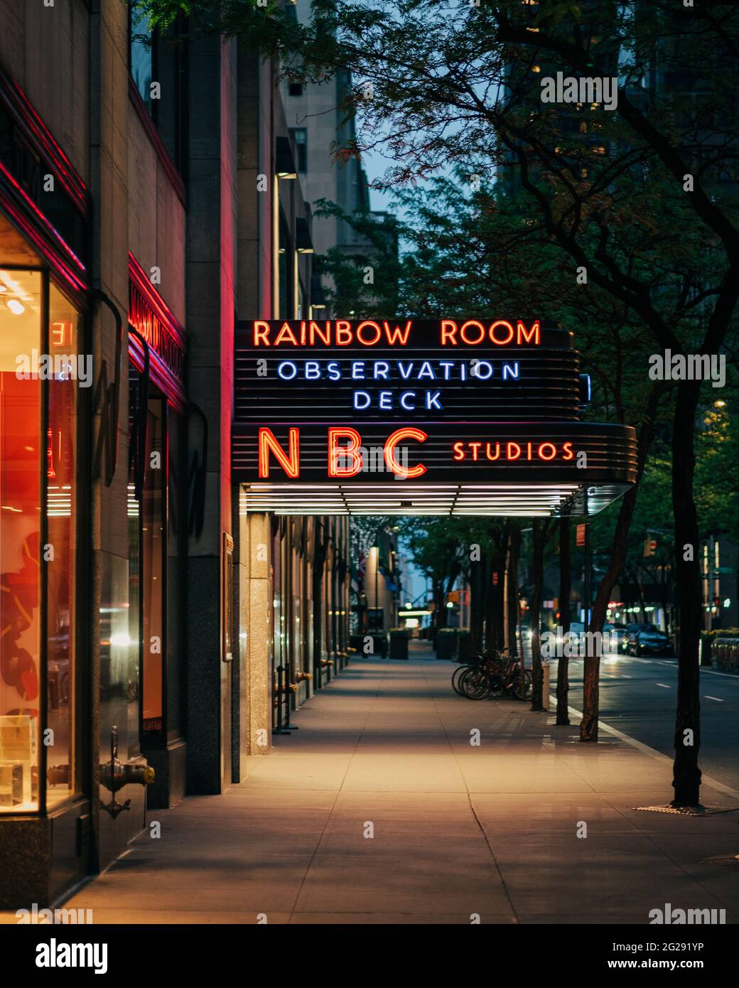 Rainbow Room al neon al Rockefeller Center, nel centro di Manhattan, New York City Foto Stock