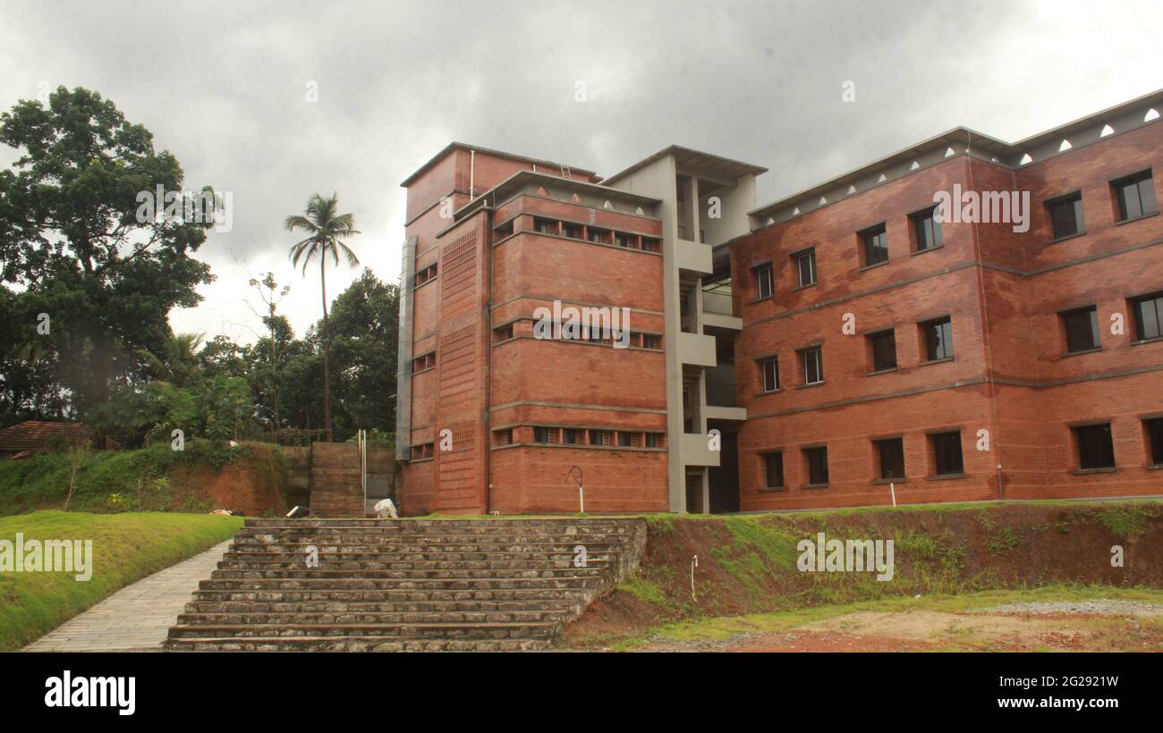 Architettura e design Brick utilizzati per le grandi scuole. Vista di Alif Global School in Markaz Knowledge City, Wayanad, Kerala, India Foto Stock