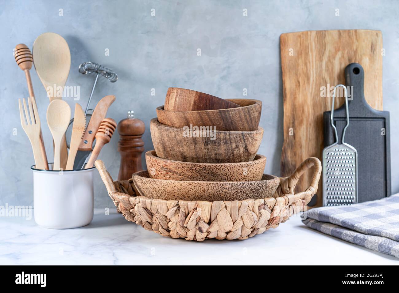 Elegante sfondo cucina con utensili da cucina su piano di marmo. Foto Stock