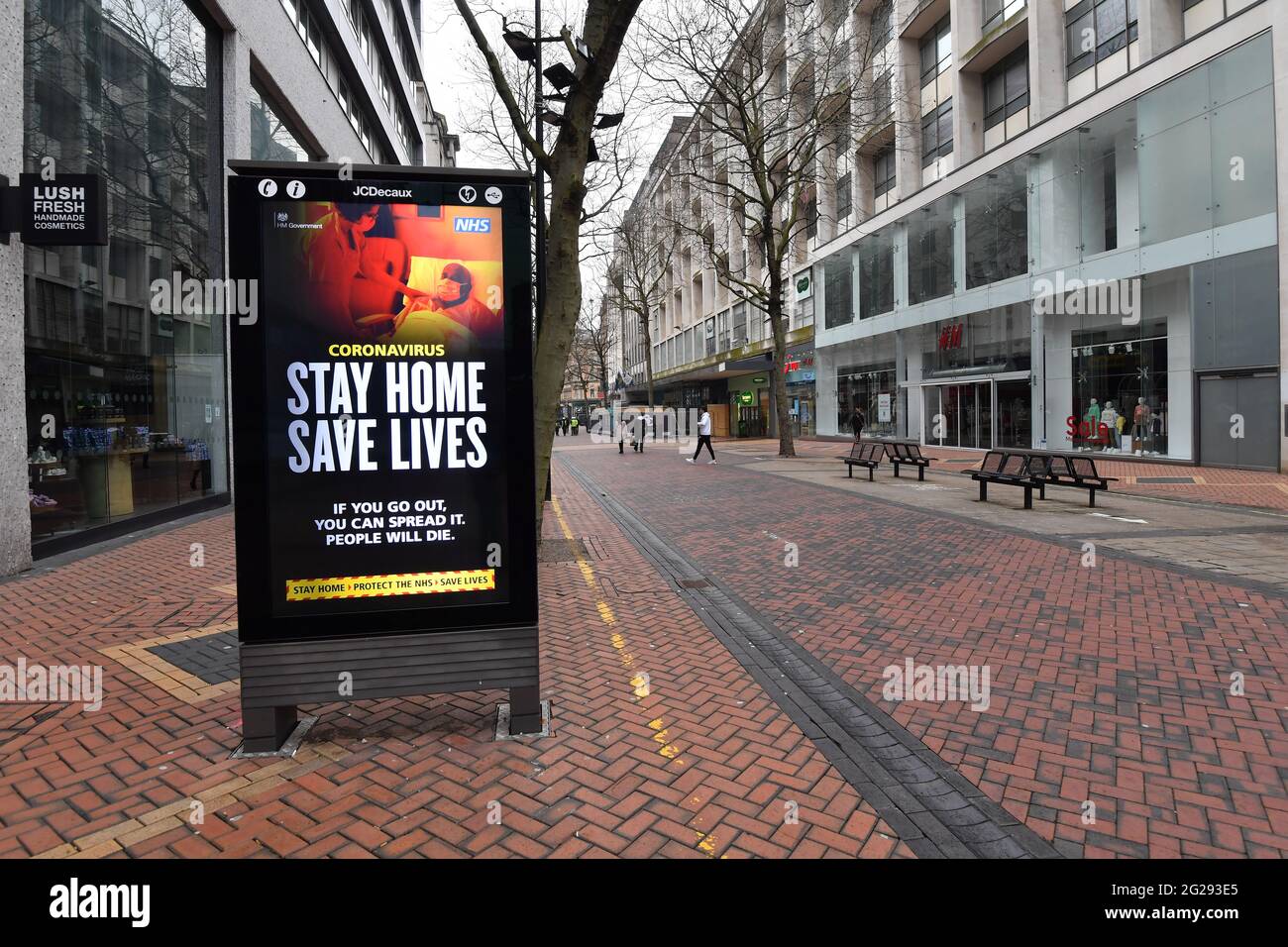 L'area dello shopping di New Street offre viste quasi vuote delle principali aree commerciali e degli affari del centro di Birmingham intorno all'ora di pranzo, mentre il terzo blocco a causa della pandemia di Covid-19 (Coronavirus) continua. Foto scattata il 15 gennaio 2021 Foto Stock