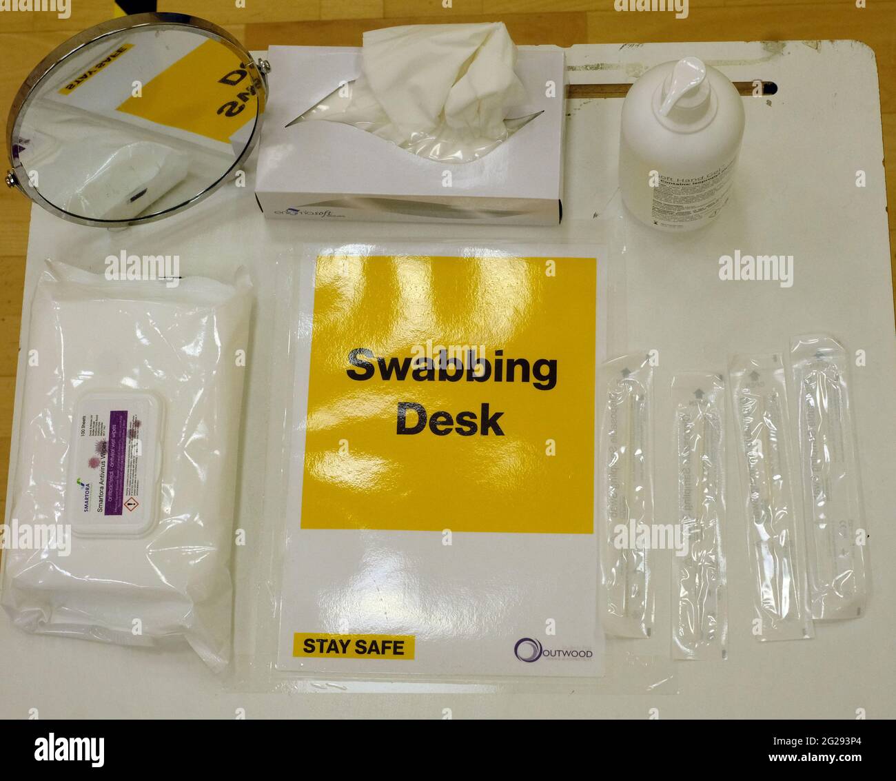 Swabbing Desk a scuola, foto scattata il 2 marzo 2021 Foto Stock