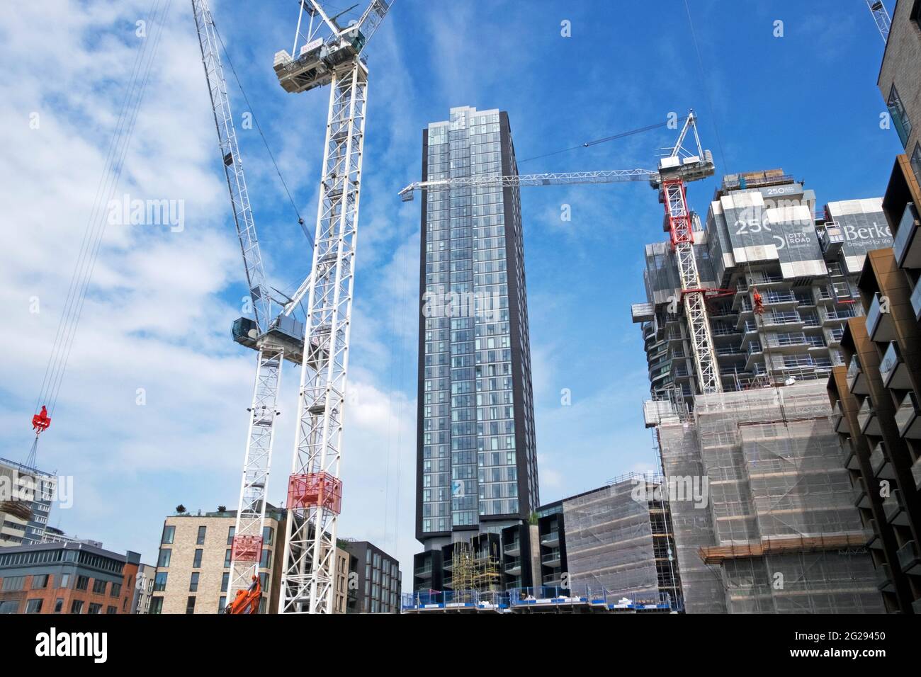 Appartamenti ad uso misto, hotel, spazio al dettaglio e uffici, nuovo edificio in costruzione in 250 City Road a Islington London EC1 KATHY DEWITT Foto Stock