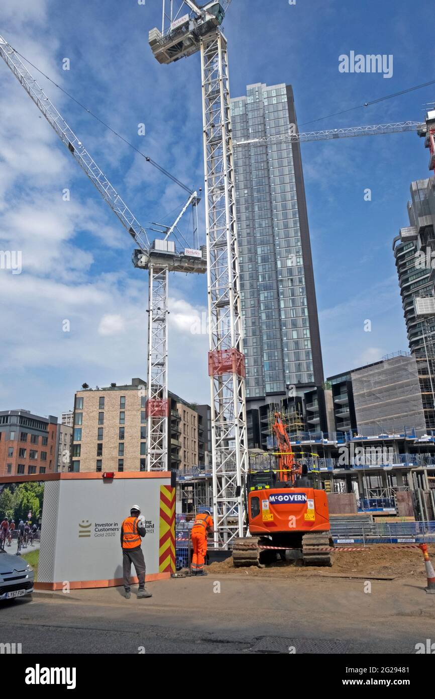 Appartamenti ad uso misto, hotel, spazio al dettaglio e uffici, nuovo edificio in costruzione in 250 City Road a Islington London EC1 KATHY DEWITT Foto Stock