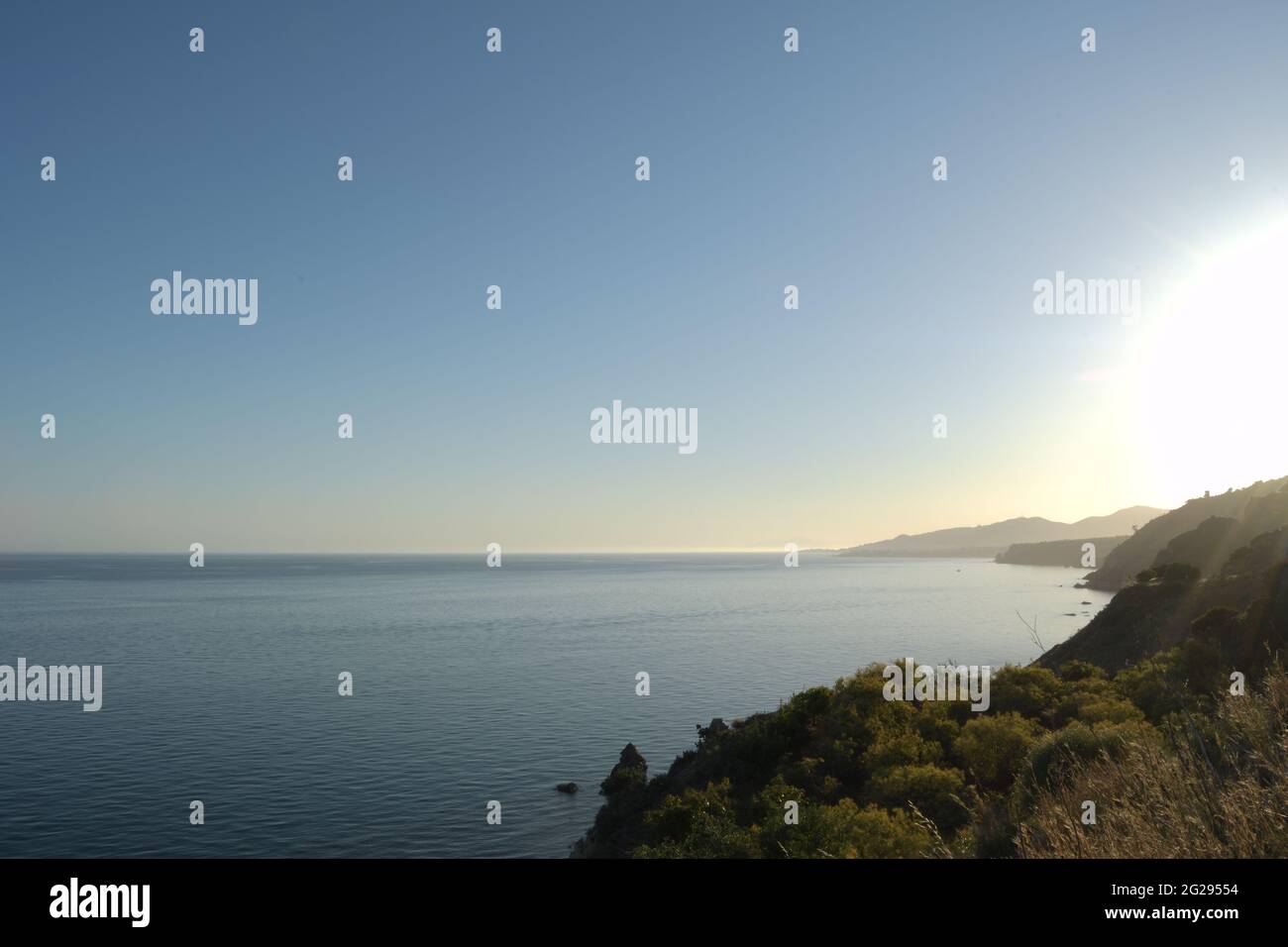 Tramonto su spiagge tropicali vicino alle montagne, Maro, Spagna Foto Stock
