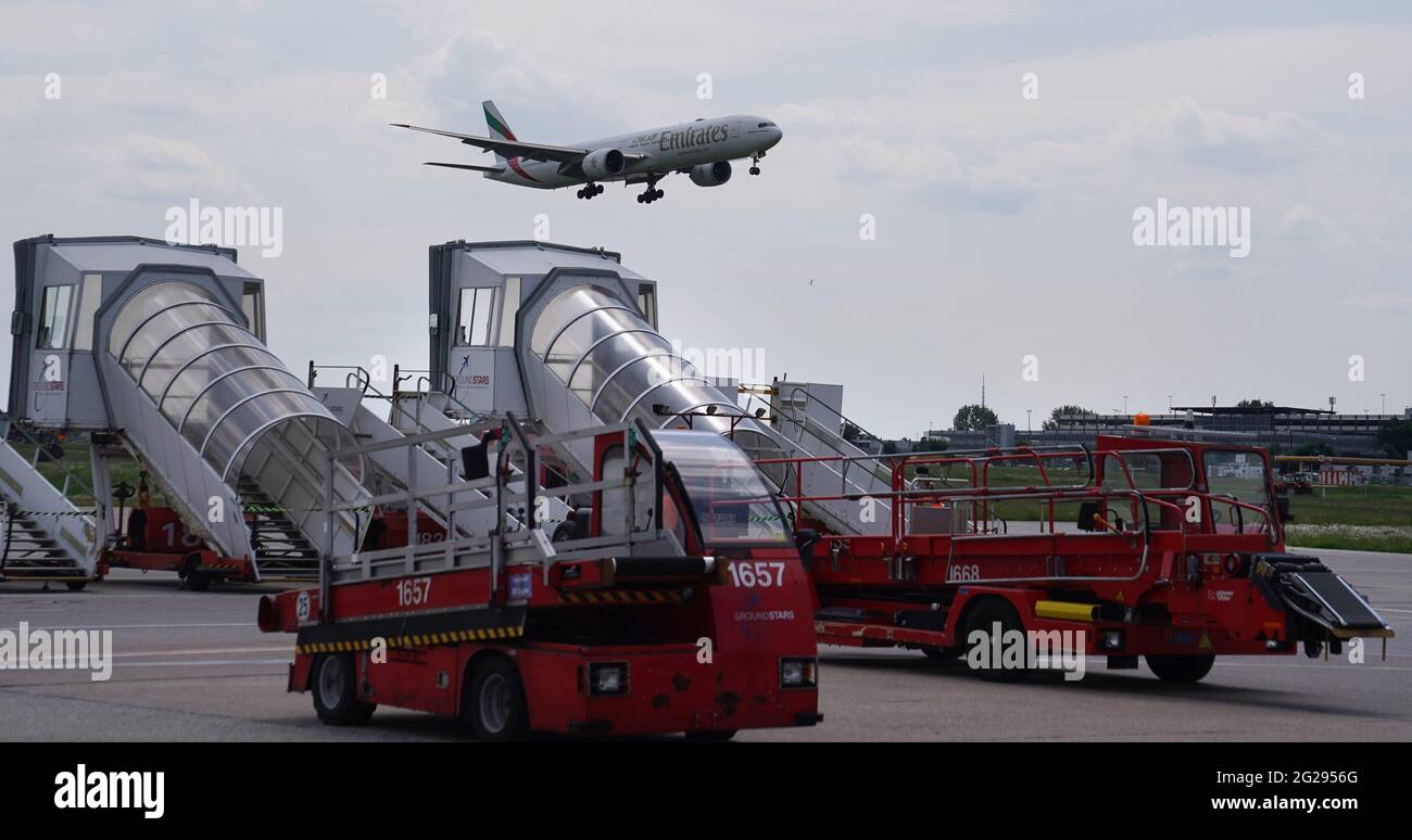 Amburgo, Germania. 09 giugno 2021. Le scale dei passeggeri si trovano sul grembiule, in quanto un aereo passeggeri della compagnia aerea Emirates è in avvicinamento all'aeroporto. Credit: Marco Brandt/dpa/Alamy Live News Foto Stock