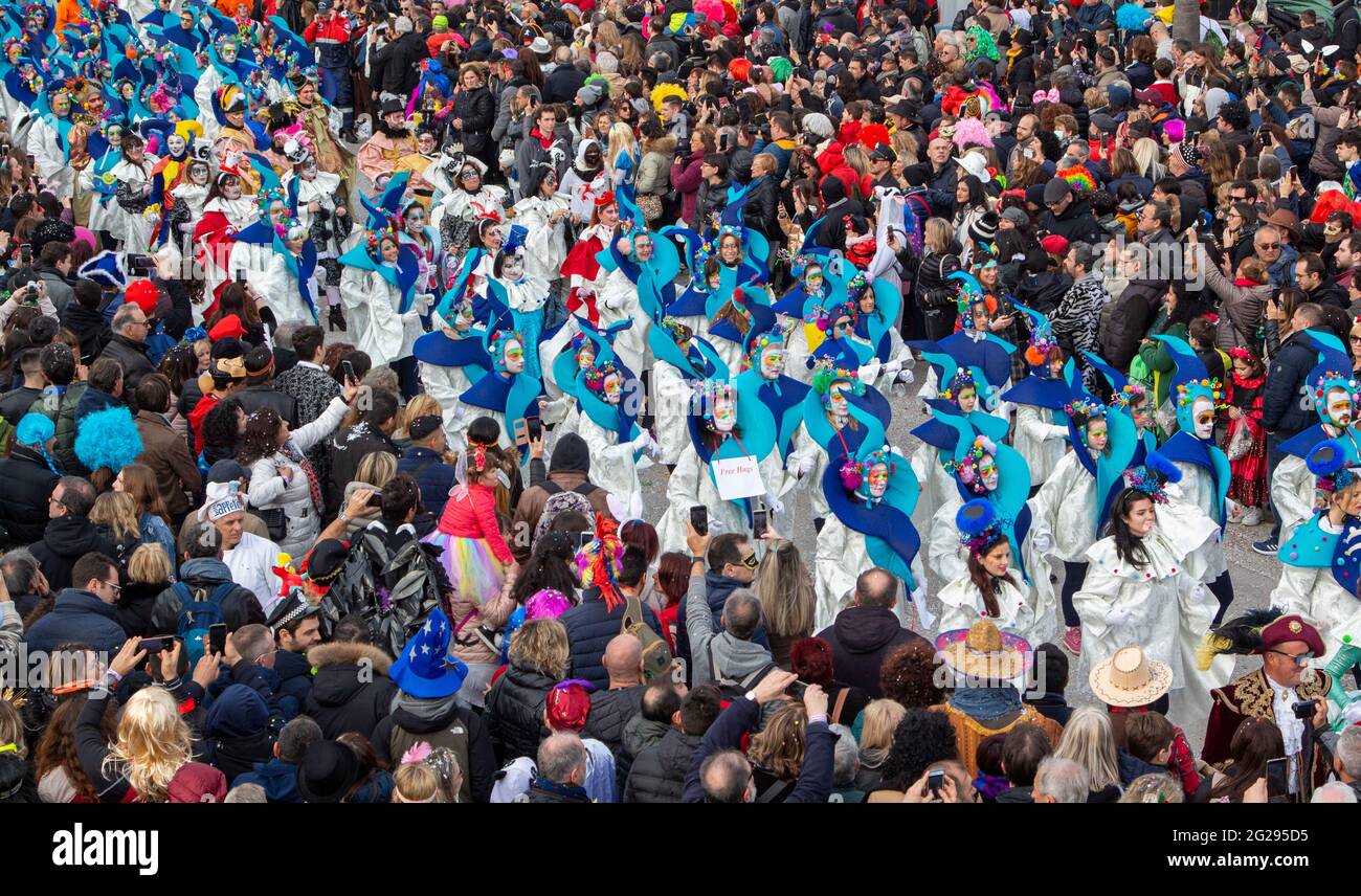 Viareggio, Italia. 23 Feb 2020. Il terreno appare di prima categoria allegorico float 'Hug me is Carnival' di Fabrizio Galli (Foto di Federico Neri/Pacific Press/Sipa USA) Credit: Sipa USA/Alamy Live News Foto Stock