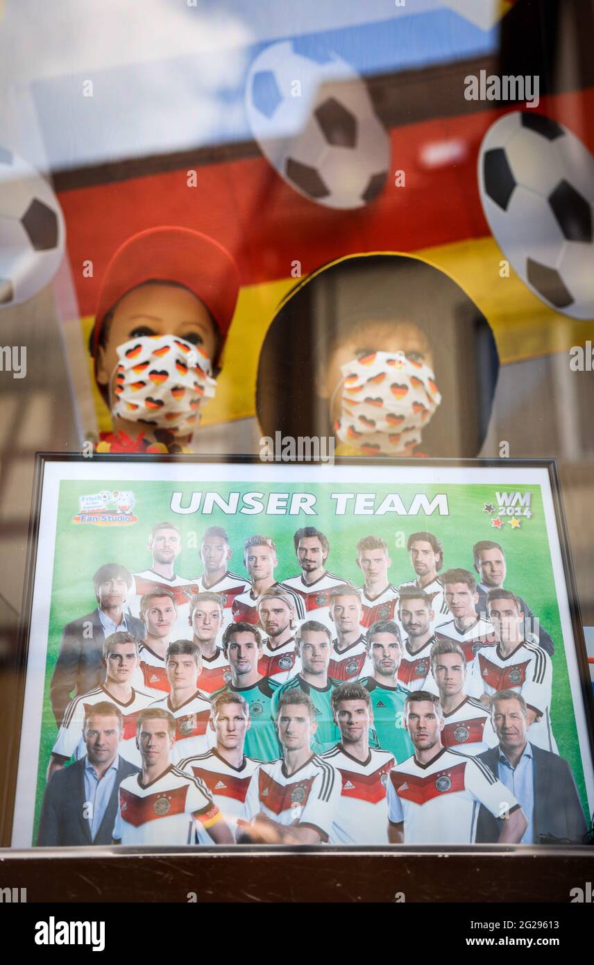 Herzogenaurach, Germania. 09 giugno 2021. Una foto di squadra con la  squadra della Coppa del mondo tedesca 2014 può essere vista nella finestra  di una farmacia, insieme ad altre decorazioni nei colori